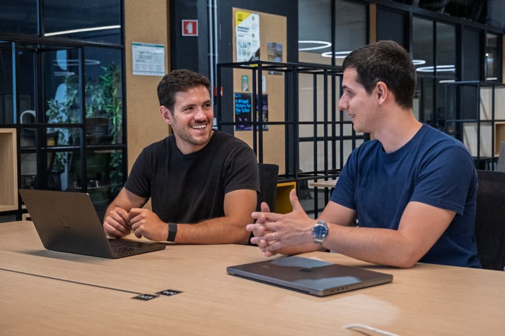 Miguel Viola und Pedro Botelho bei der gemeinsamen Arbeit an Linkedbud